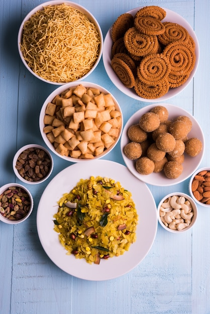 Hausgemachte leckere Diwali-Snacks oder Süßigkeiten mit Trockenfrüchten in weißen Schalen, Lieblingsrezept Indiens, besonders in Maharashtra