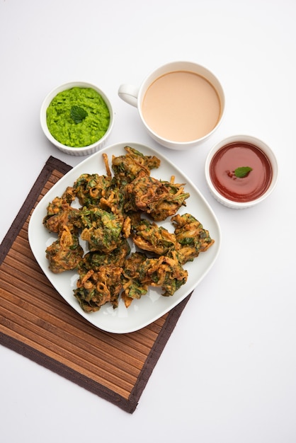 Hausgemachte leckere Palak Pakoda oder Pakora, bekannt als Spinat Firtters, serviert mit Ketchup. Beliebtester Tea-Time-Snack aus Indien