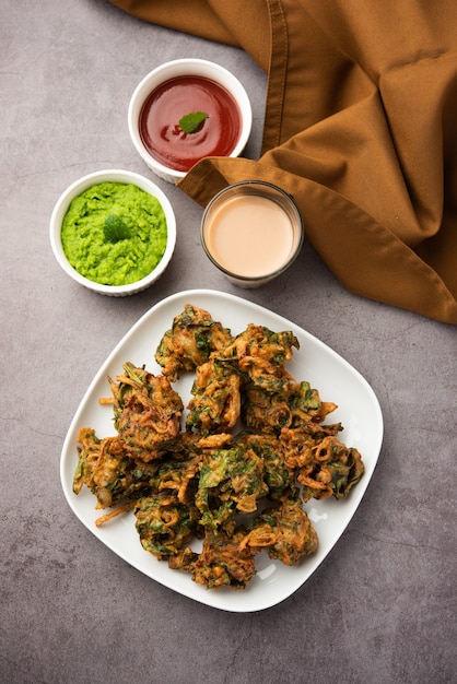 Hausgemachte leckere Palak Pakoda oder Pakora, bekannt als Spinat Firtters, serviert mit Ketchup. Beliebtester Tea-Time-Snack aus Indien