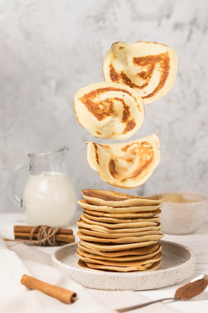 hausgemachte leckere Pfannkuchen auf Teller