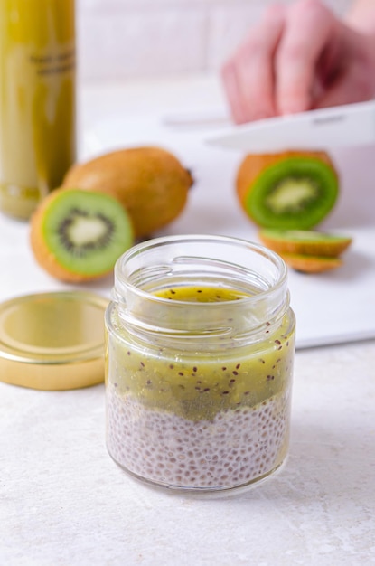 Hausgemachte Leckereien im Glas. Ein gesundes Dessert mit Chia und Kiwi.