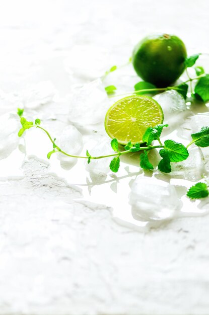 Hausgemachte Limettenlimonade mit Gurke, Rosmarin und eisweißem Hintergrund Kaltes Getränk Detox-Wasser Copyspace Banner