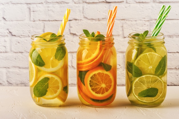 Hausgemachte Limonade mit Limette, Zitrone und Minze