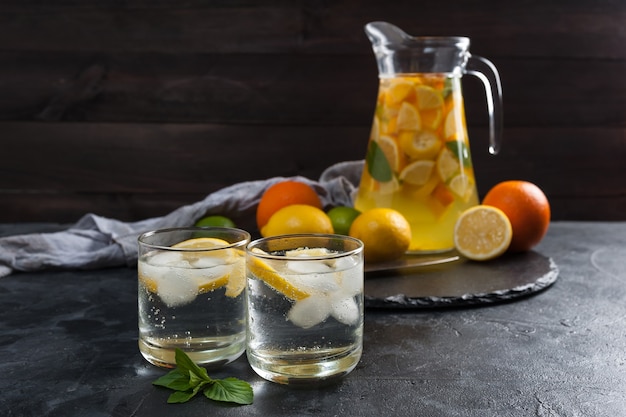 Hausgemachte Limonade mit Minze aus Zitronen und Orangen