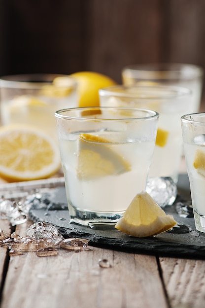 Hausgemachte Limonade mit Zitrone und Eis