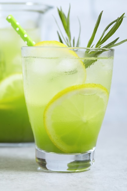 Hausgemachte Limonade mit Zitronenscheiben