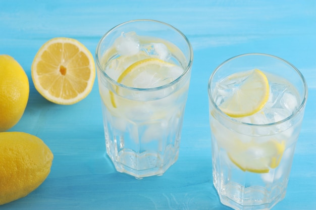 Hausgemachte Limonade Zitrone, Eis und Wasser in Gläsern