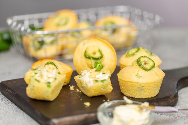 Hausgemachte Maisbrot-Muffins mit würzigem Jalapeno-Pfeffer mit Butteraufstrich.