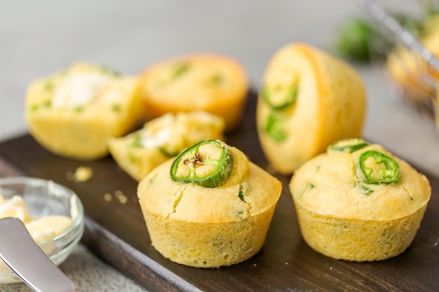 Hausgemachte Maisbrot-Muffins mit würzigem Jalapeno-Pfeffer mit Butteraufstrich.