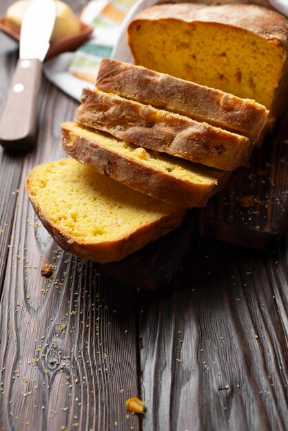 Hausgemachte Maisbrotscheiben und Butter auf dem Küchentisch