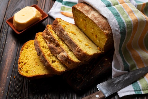 Foto hausgemachte maisbrotscheiben und butter auf dem küchentisch