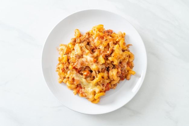 Hausgemachte Makkaroni Bolognese mit Käse