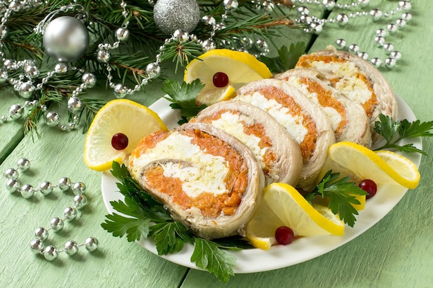 Hausgemachte Makrelenrolle mit Karotten und Eiern in Gelatine für die Weihnachtsfeier