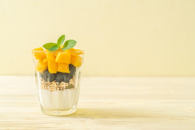 Hausgemachte Mango und Blaubeere mit Joghurt und Müsli