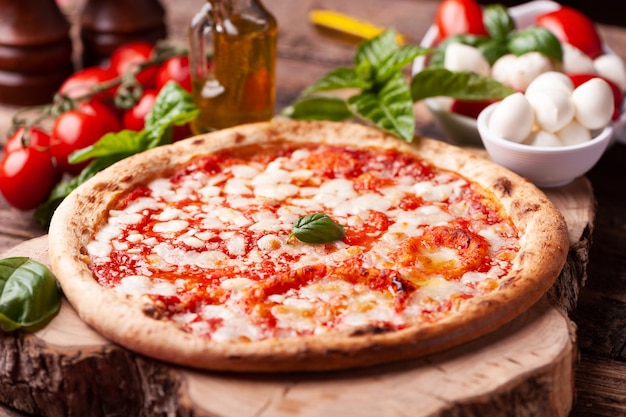 Hausgemachte Margherita-Pizza