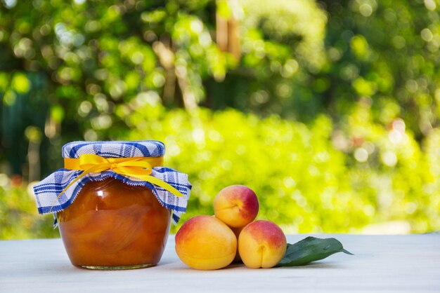 Hausgemachte Marmelade auf grünem natürlichem Hintergrund.