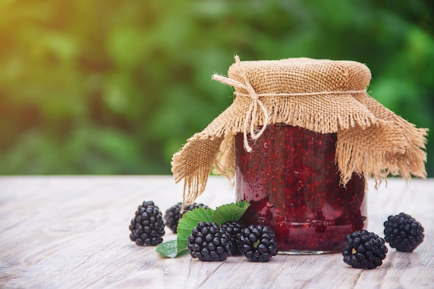 Hausgemachte Marmelade mit Brombeere. Vorbereitung. Selektiver Fokus