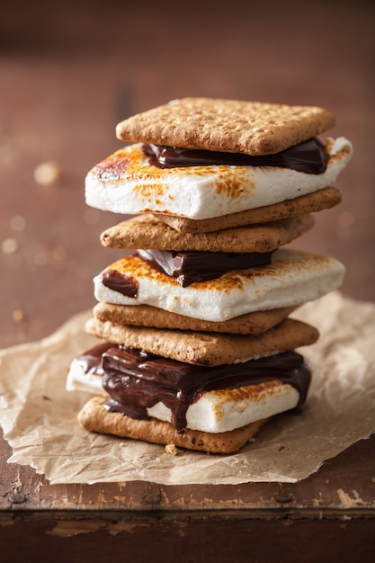 Hausgemachte Marshmallow s'mores mit Schokolade auf Crackern