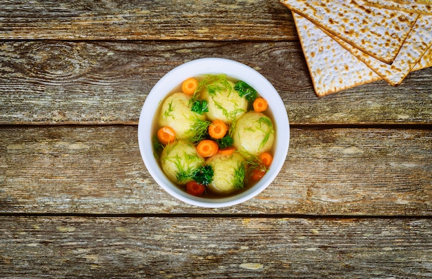 Hausgemachte Matzo-Ballsuppe in einem jüdischen Feiertagsessen des Passahfestes