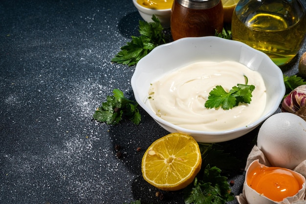 Foto hausgemachte mayonnaise mit zutaten