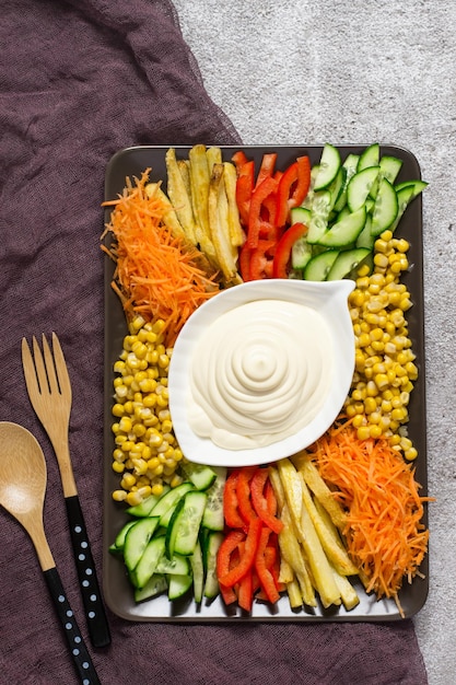 Hausgemachte Mayonnaise-Sauce Gericht mit buntem Gemüse Russischer Salat Ziege im Garten Draufsicht