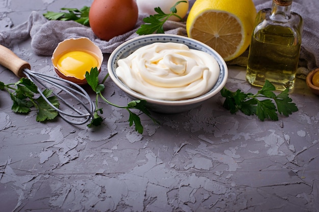 Hausgemachte Mayonnaise-Sauce und Olivenöl, Eier, Senf, Zitrone. Selektiver Fokus