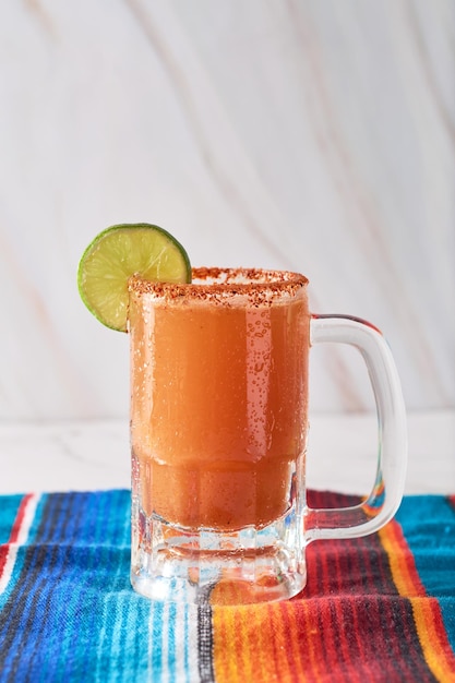 Hausgemachte Michelada mit Bier und Tomatensaft