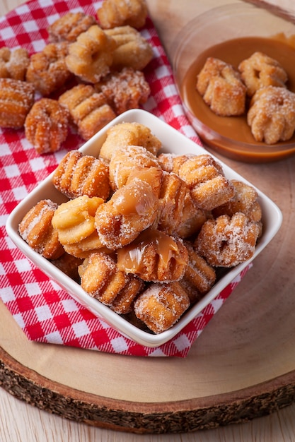 Hausgemachte Mini-Churros mit Dulce de Leche