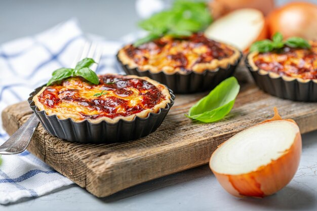 Hausgemachte Mini-Kuchen mit Zwiebeln