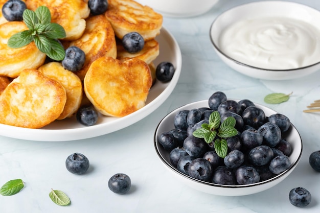 Hausgemachte Mini-Pfannkuchen mit Heidelbeeren