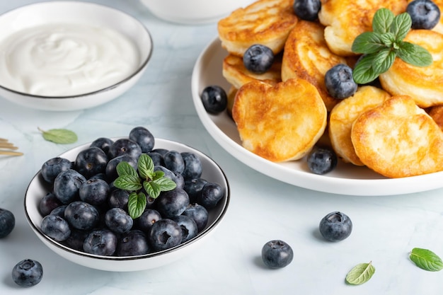 Hausgemachte Mini-Pfannkuchen mit Heidelbeeren