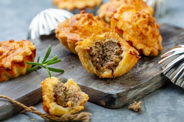 Hausgemachte Mini-Pies mit Fleischfüllung