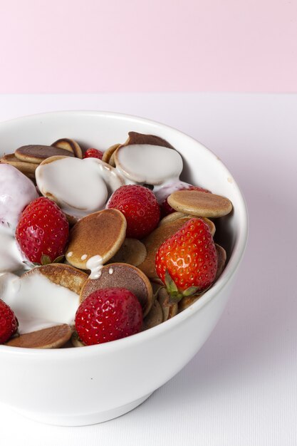 Hausgemachte Müsli Mini Pfannkuchen mit Joghurt, Honig und Erdbeeren