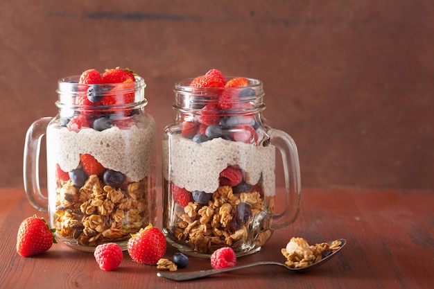 Hausgemachte Müsli und Chiasamen Pudding mit Beeren gesundes Frühstück