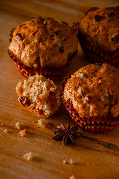 Hausgemachte Muffins auf einem Holzschneidebrett Traditionelle festliche Weihnachtsbäckerei