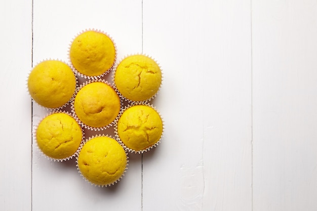 Hausgemachte Muffins auf weißer hölzerner Tischoberansicht