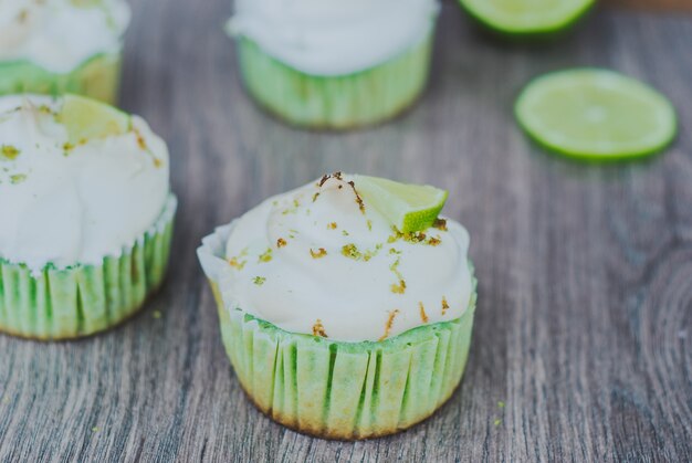 Hausgemachte Muffins gefüllt mit Baiser und Limettenschale