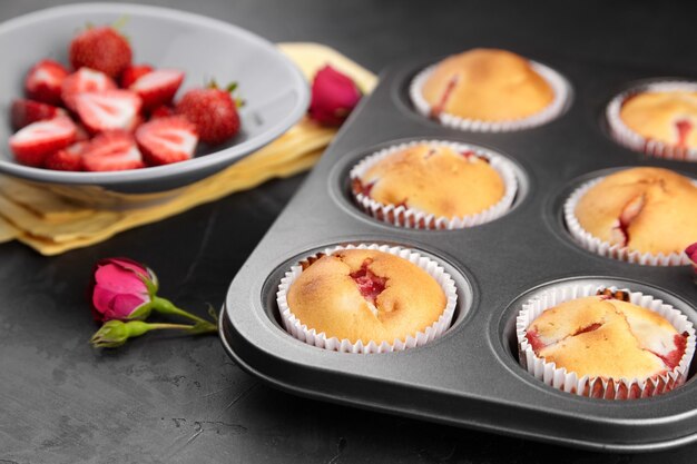 Hausgemachte Muffins mit frischen reifen Erdbeeren