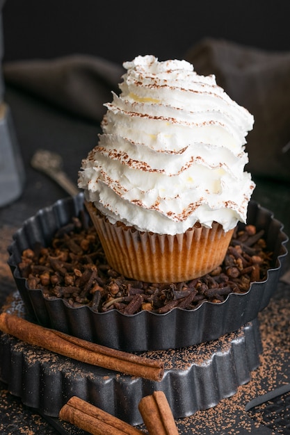 Hausgemachte Muffins mit Kaffee und Zimt