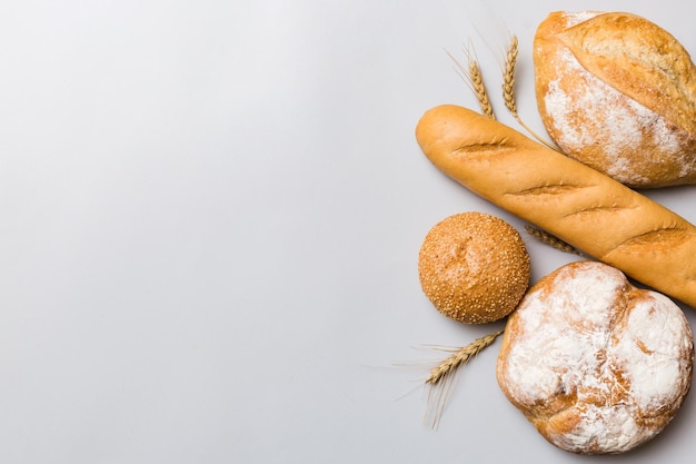 Hausgemachte Naturbrote Verschiedene Arten von frischem Brot als Draufsicht im Hintergrund mit Kopierraum