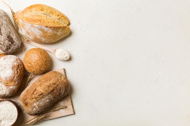 Hausgemachte Naturbrote Verschiedene Arten von frischem Brot als Draufsicht im Hintergrund mit Kopierraum