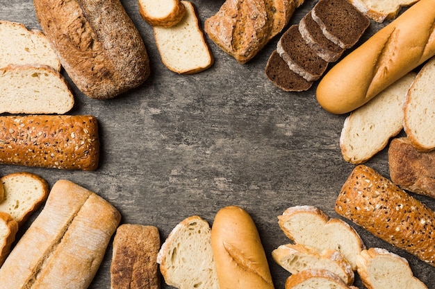 Hausgemachte Naturbrote Verschiedene Arten von frischem Brot als Draufsicht im Hintergrund mit Kopierraum