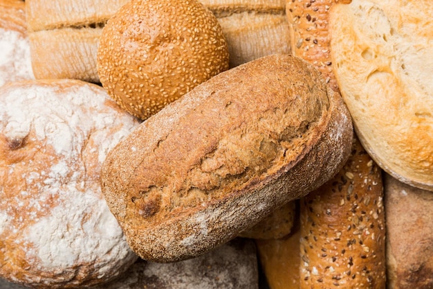 Hausgemachte Naturbrote Verschiedene Arten von frischem Brot als Draufsicht im Hintergrund mit Kopierraum