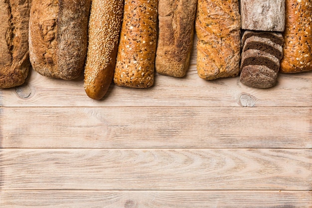 Hausgemachte Naturbrote Verschiedene Arten von frischem Brot als Draufsicht im Hintergrund mit Kopierraum