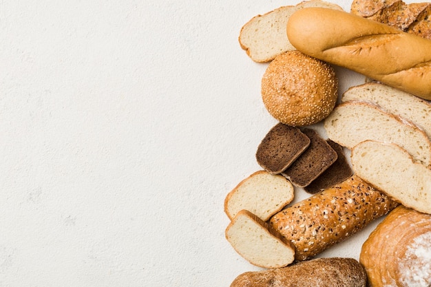 Hausgemachte Naturbrote Verschiedene Arten von frischem Brot als Draufsicht im Hintergrund mit Kopierraum