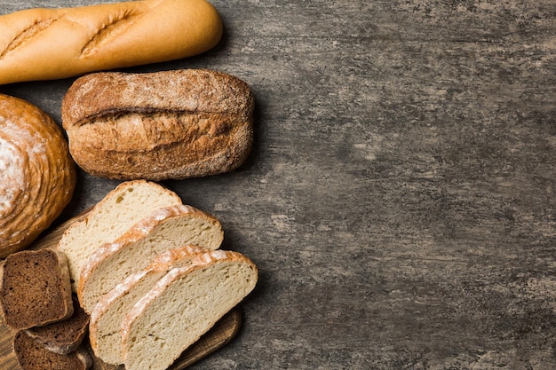 Hausgemachte Naturbrote Verschiedene Arten von frischem Brot als Draufsicht im Hintergrund mit Kopierraum