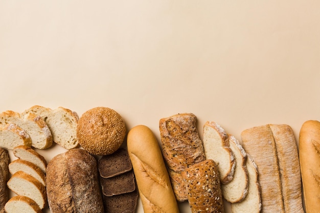 Hausgemachte Naturbrote Verschiedene Arten von frischem Brot als Draufsicht im Hintergrund mit Kopierraum