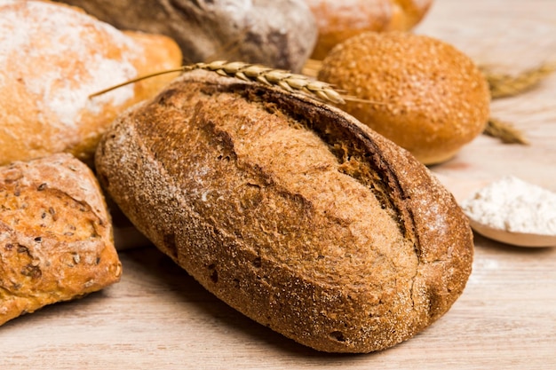 Hausgemachte Naturbrote Verschiedene Arten von frischem Brot als perspektivische Hintergrundansicht mit Kopierraum