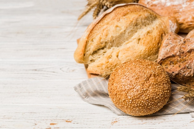 Hausgemachte Naturbrote Verschiedene Arten von frischem Brot als perspektivische Hintergrundansicht mit Kopierraum