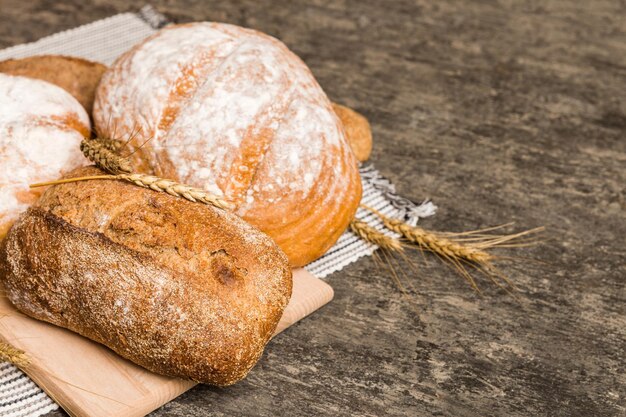 Hausgemachte Naturbrote Verschiedene Arten von frischem Brot als perspektivische Hintergrundansicht mit Kopierraum